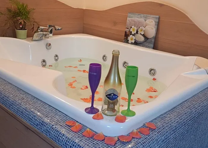 Apartment Terrace Escape With Jacuzzi