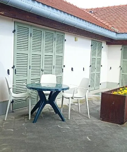 Terrace Escape With Jacuzzi Lägenhet